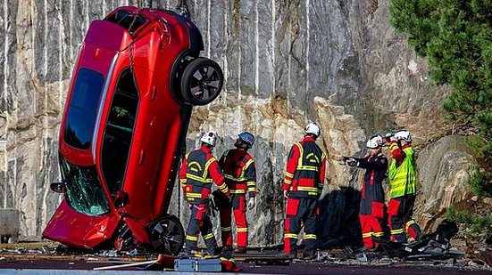 Imagem Volvo joga carros de 30 metros de altura em teste de colisão; assista ao vídeo