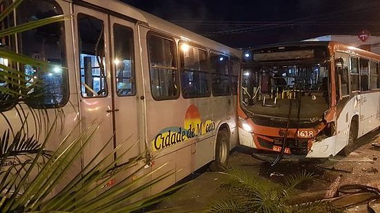 Acidente entre ônibus deixou cinco feridos na Fernandess Lima | Cortesia ao TNH1