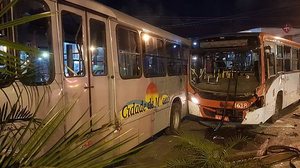 Acidente entre ônibus deixou cinco feridos na Fernandess Lima | Cortesia ao TNH1