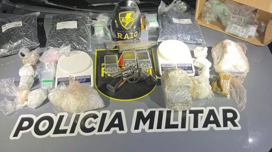 Mais de dois quilos de drogas e uma arma de fogo foram apreendidos | Foto: Cortesia / Polícia Militar