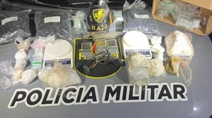 Mais de dois quilos de drogas e uma arma de fogo foram apreendidos | Foto: Cortesia / Polícia Militar