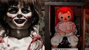 A boneca do filme de terror (à esquerda) ao lado da verdadeira Anabelle | Reprodução