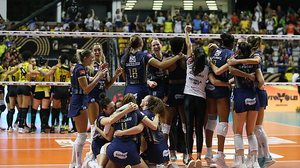 Jogadoras do Gerdau Minas comemoram o título de Campeã da Superliga Bet7K de Vôlei Feminino no Ginásio Geraldão em Recife (PE), neste domingo (21) | ESTADÃO CONTEÚDO