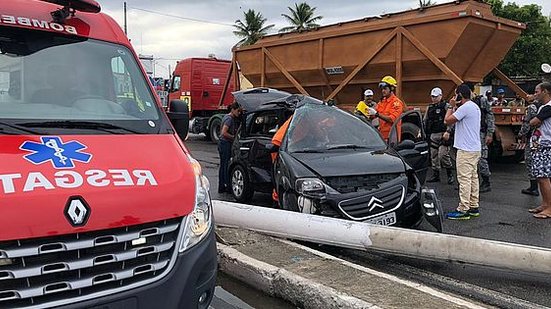 Motorista foi socorrido por uma guarnição do Corpo de Bombeiros | TV Pajuçara / Henrique Pereira