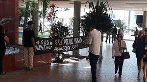 Comissão formada por moradores do Pinheiro protesta com faixas no Centro de Convenções | Cortesia ao TNH1