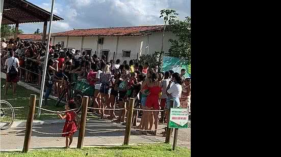 Dezenas de pessoas se aglomeram em fila para teste da Covid-19 na cidade de Capela | Reprodução/Capela Agora