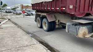 Motocicleta caída no chão gerou congestionamento no Sobral | Foto: Cortesia ao TNH1