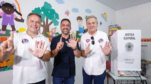 Candidato Paulo Dantas votou acompanhado de Renan Filho e Ronaldo Lessa | Foto: Assessoria