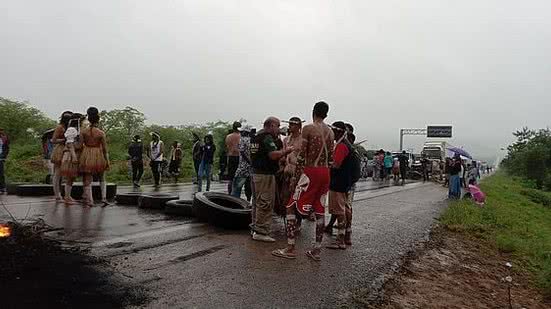 Grupos se reuniram nesta manhã e fecharam a rodovia | Cortesia