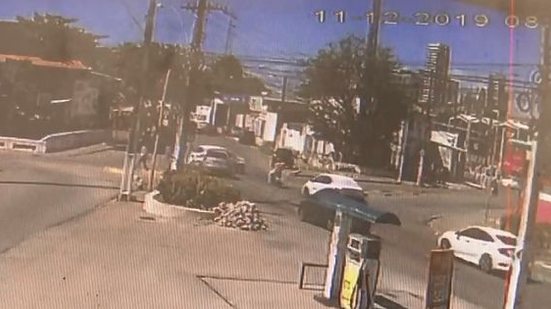 Vídeo registrou momento em que carro capota na Bomba da Marieta | Reprodução