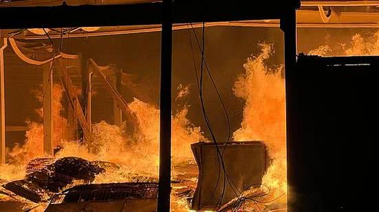 Imagem Incêndio atinge madeireira no Barro Duro; veja imagens