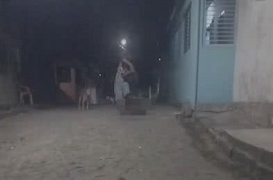 Imagem Justiça libera homem que aparece em vídeo chocante matando cachorro, em Cajueiro