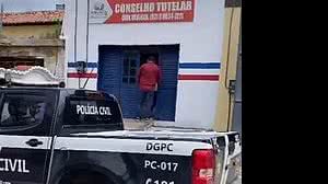 Viatura da PC-AL em frente ao Conselho Tutelar da cidade de Olho D'Água do Casado | Reprodução / Polícia Civil de Alagoas