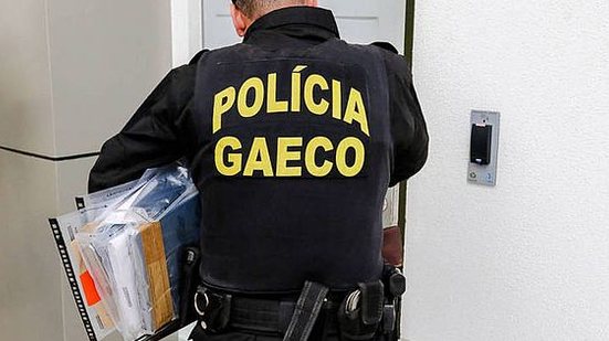 Policial de Goiás recolhe documentos durante operação Penalidade Máxima | Divulgação / MP-GO