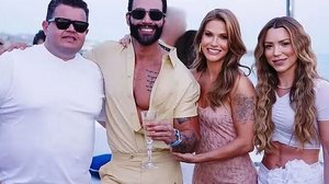 Dono e co-ceo da VaideBet, André e Aislla Rocha, ao lado do casal Gusttavo Lima e Andressa Suíte em festa na Grécia | Reprodução/Redes Sociais