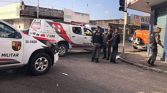 Polícia bloqueia rua no Farol para cumprir mandado | Nathália Lopes / TV Pajuçara