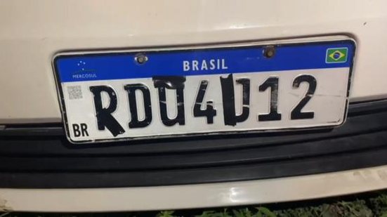 Veículo circulava com a placa adulterada durante os assaltos | Foto: Reprodução