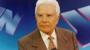 Cid Moreira, que morreu nessa quinta, aos 97 anos, na bancada do Jornal Nacional | Foto: Reprodução/ TV Globo