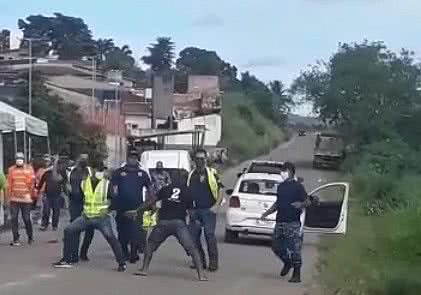 Imagem Vídeo: homem tenta agredir agentes em barreira sanitária e é detido em Boca da Mata