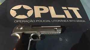 Simulacro de arma foi apreendido com o suspeito | Cortesia / Oplit