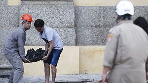 Pesquisadores e funcionários retiram peças dos escombros do Museu Nacional após incêndio | Tomaz Silva/Agência Brasil