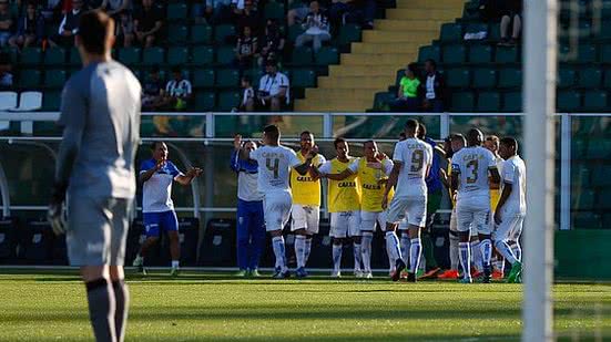 Jogadores comemoram gol de Matheus Lopes. CSA venceu o Figueirense no Orlando Scarpelli | Ortográfico / Folhapress