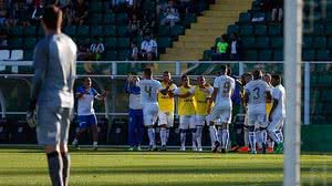 Jogadores comemoram gol de Matheus Lopes. CSA venceu o Figueirense no Orlando Scarpelli | Ortográfico / Folhapress