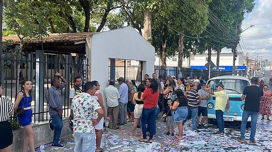 Ruas de Arapiraca foram tomadas pelo material de propaganda eleitoral | Bruno Protasio/TV Pajuçara