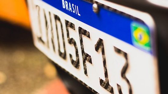 O uso do veículo sem as placas de identificação é proibido e é considerado uma infração gravíssima | Reprodução / Detran-AL