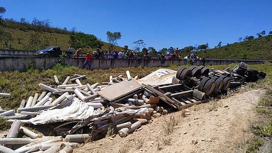 Carreta transportava carga de tecidos, segundo o Corpo de Bombeiros | Divulgação / CBM