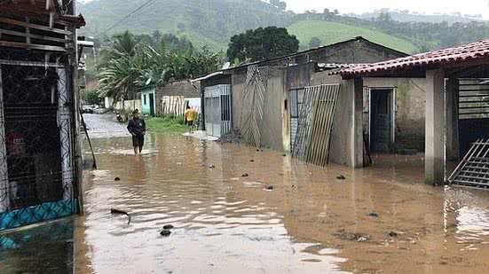 Imagem Chuva bloqueia acesso a cidades no interior; população de Santana do Mundaú está ilhada