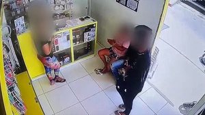 Imagem Câmeras de segurança flagram homem assaltando loja e clientes no Graciliano Ramos; veja