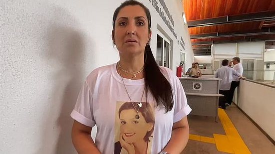 Juliana Mendes homenageia a irmã com uma camisa e a foto de Joana estampada. Família cobra justiça pela morte da professora | Reprodução / MPAL