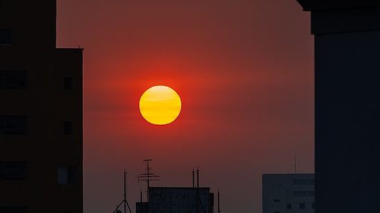 Pôr do sol em São Paulo. Poluição na cidade de São Paulo deixa o ar carregado. Com previsão de até 39°C de temperatura e alerta de perigo por causa de onda de calor, foi prorrogado ao menos até sábado (14) o aviso de risco elevado para incêndio | Danilo V…