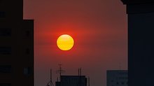 Pôr do sol em São Paulo. Poluição na cidade de São Paulo deixa o ar carregado. Com previsão de até 39°C de temperatura e alerta de perigo por causa de onda de calor, foi prorrogado ao menos até sábado (14) o aviso de risco elevado para incêndio | Danilo V…