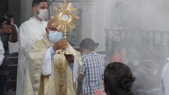 Imagem Fieis celebram Corpus Christi na Arquidiocese de Maceió; missa foi transmitida online