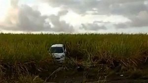 Carro foi deixado dentro de um canavial às margens da rodovia | Reprodução/Vídeo