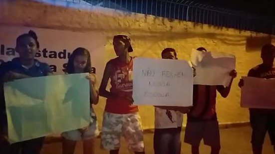 Alunos protestaram em frente à escola | Reprodução / Vídeo