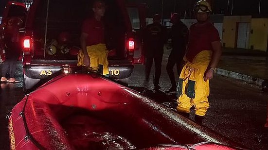 Bombeiros fizeram uso de bote para resgatar moradores que estavam ilhados | Foto: Cortesia / Ascom Bombeiros