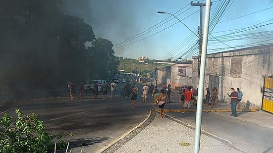 Imagem Moradores do Jacintinho fecham a Leste Oeste para cobrar obras de contenção da Prefeitura