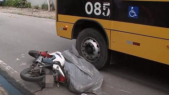 Acidente com ônibus escolar matou motociclista no Farol | Reprodução / TV Pajuçara