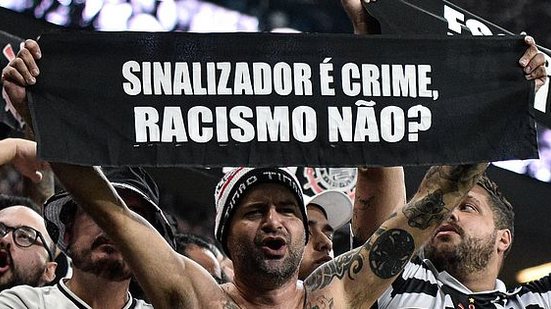 Torcedores do Corinthians protestam contra o racismo durante a partida contra o Boca Juniors, válida pelo confronto de ida das oitavas de final da Copa Libertadores da América de Futebol 2022, realizada na Neo Química Arena | Thenews2 / Folhapress