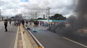 Protesto interditou a AL-110 nos dois sentidos | Rádio Pajuçara FM Arapiraca / Alysson Antonio