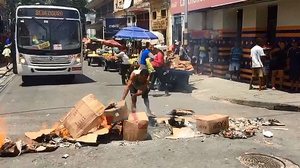 Imagem Ambulantes protestam no Centro após apreensões de carrinhos e produtos