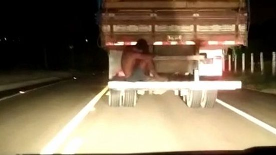 Imagem Vídeo: homem se arrisca em carona no para-choque de caminhão