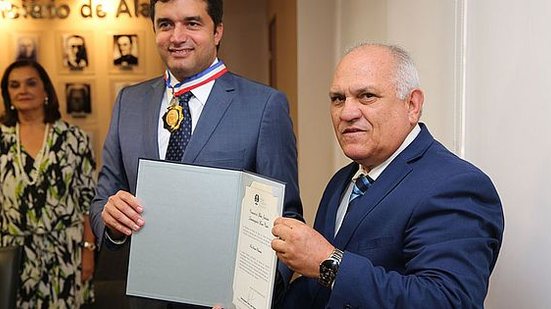 Prefeito Rui Palmeira recebe a medalha, pelos mãos do presidente Otávio Praxedes. | Caio Loureiro