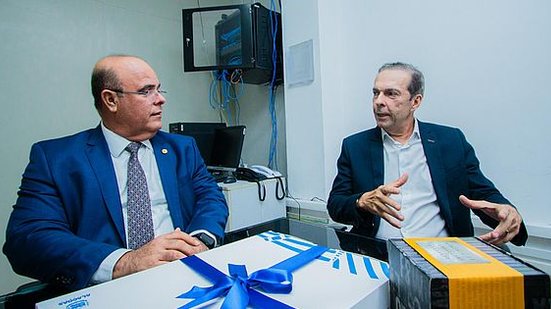 Governador interino, Fernando Tourinho, em visita ao secretário de comunicação do estado, Joaldo Cavalcante | Pei Fon/Agência Alagoas