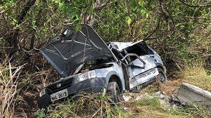 Carro ficou destruído com impacto | TV Pajuçara / Henrique Pereira