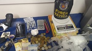 Drogas, armas e dinheiro foram apreendidos | Cortesia ao TNH1