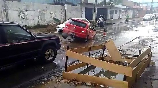 Carro caiu em buraco nesta manhã | Reprodução / Vídeo